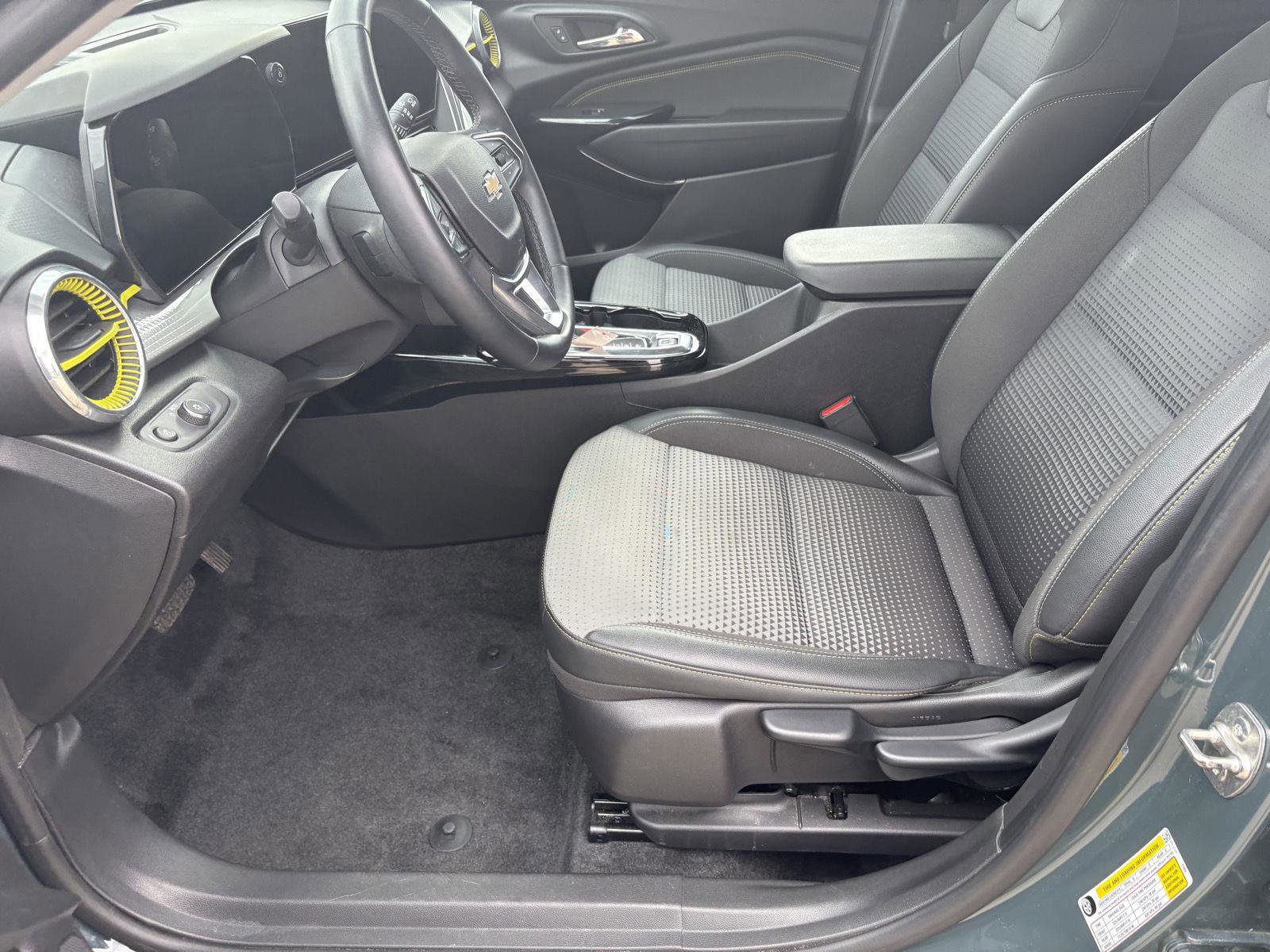 Used 2025 Chevrolet Trax LT w/ Driver Confidence Package FWD image 4