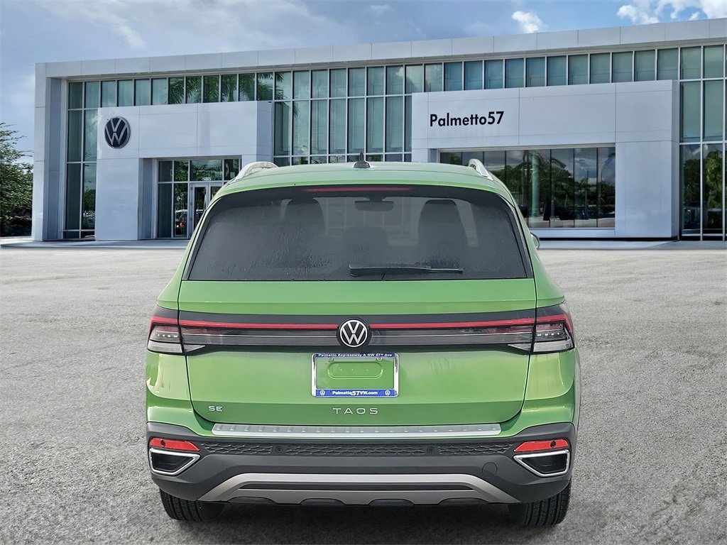Used 2025 Volkswagen Taos SE w/ Black Wheel Package image 5