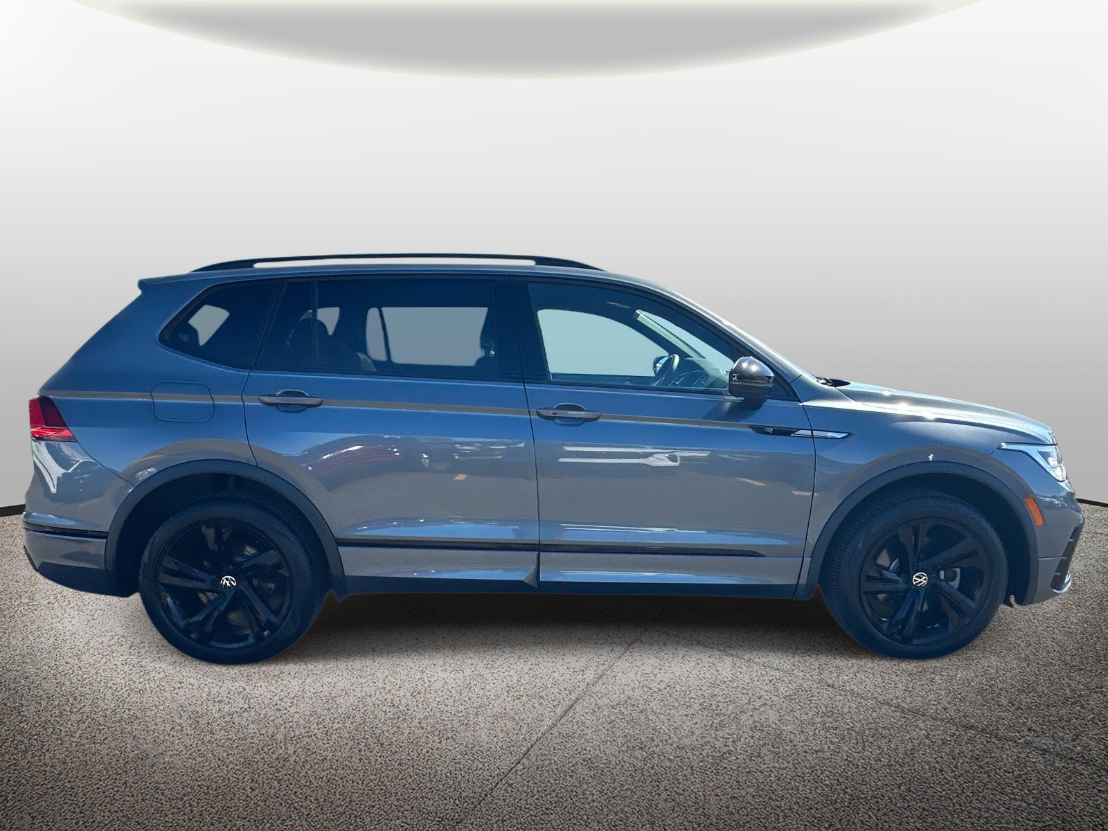 Used 2023 Volkswagen Tiguan SE R-Line FWD image 5