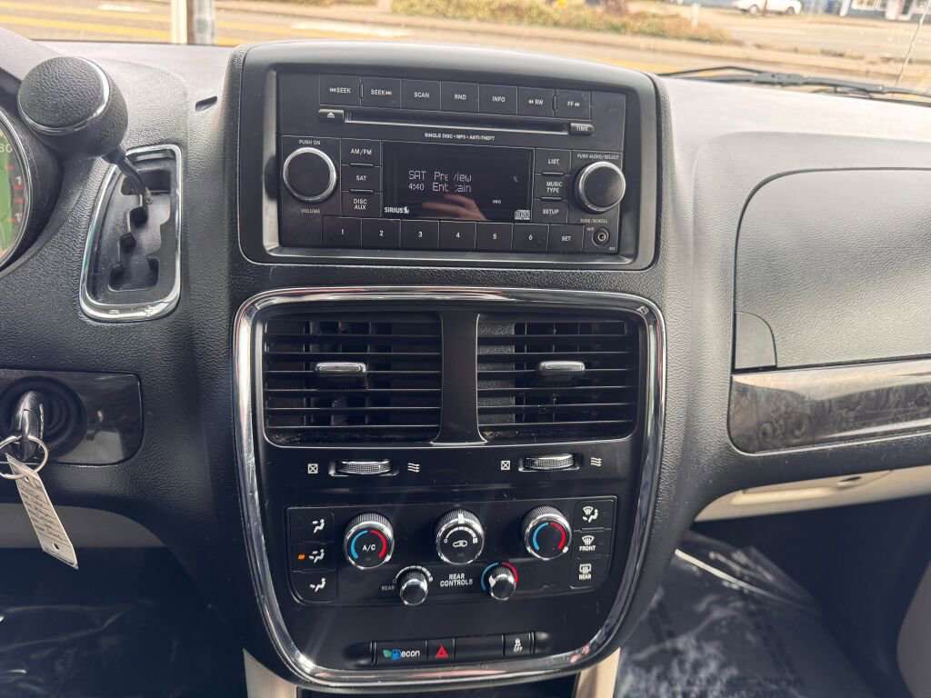 Used 2016 Dodge Grand Caravan SXT image 28