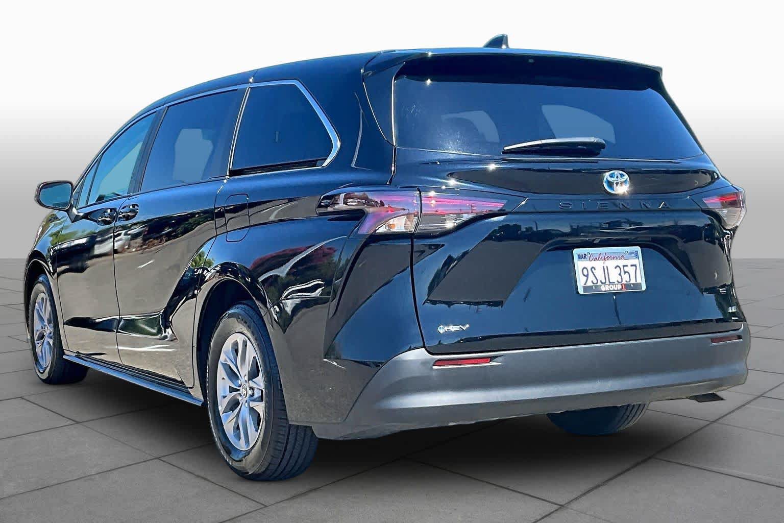 Certified 2025 Toyota Sienna LE FWD image 11