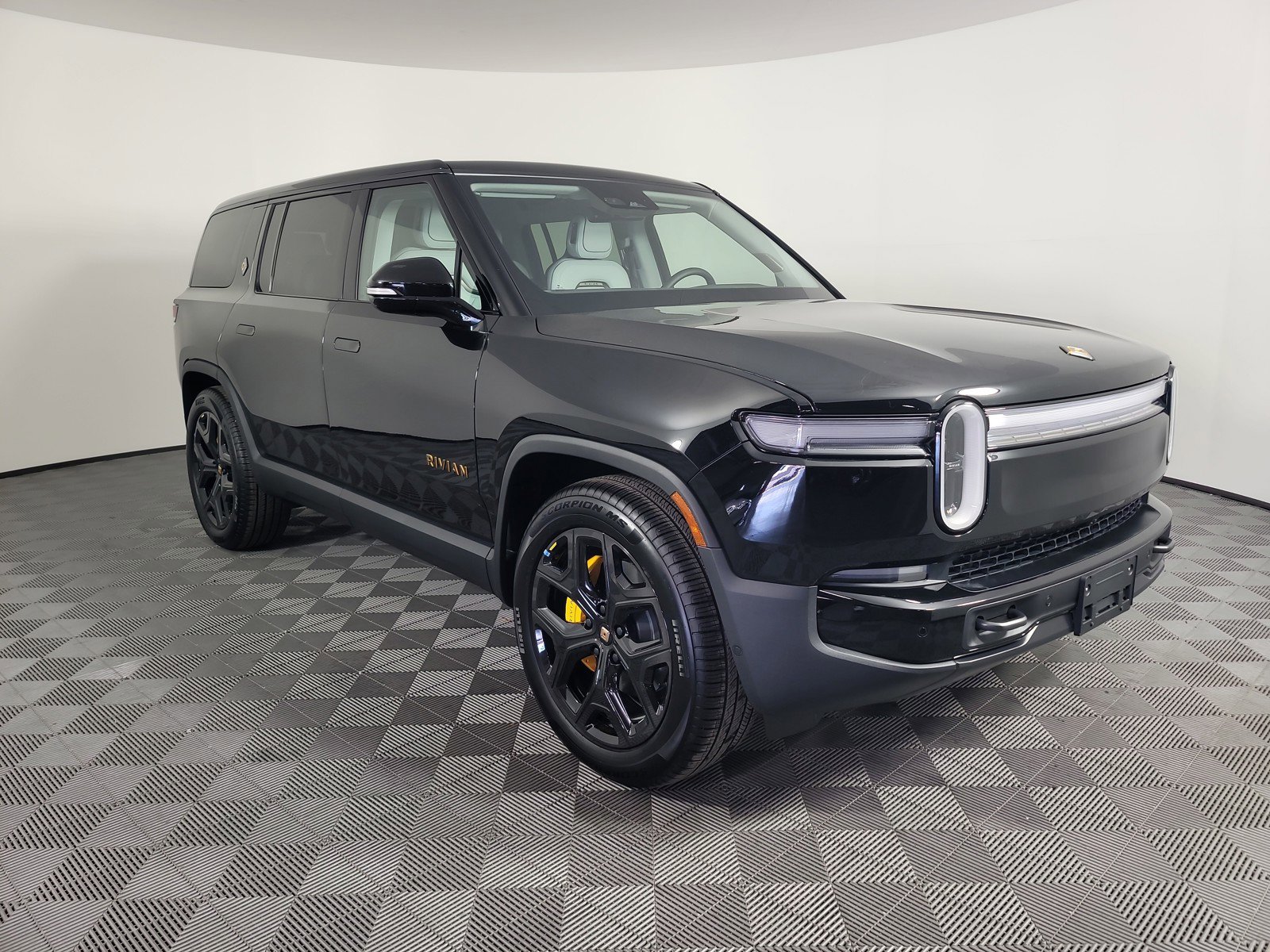 Used 2025 Rivian R1S Premium image 7