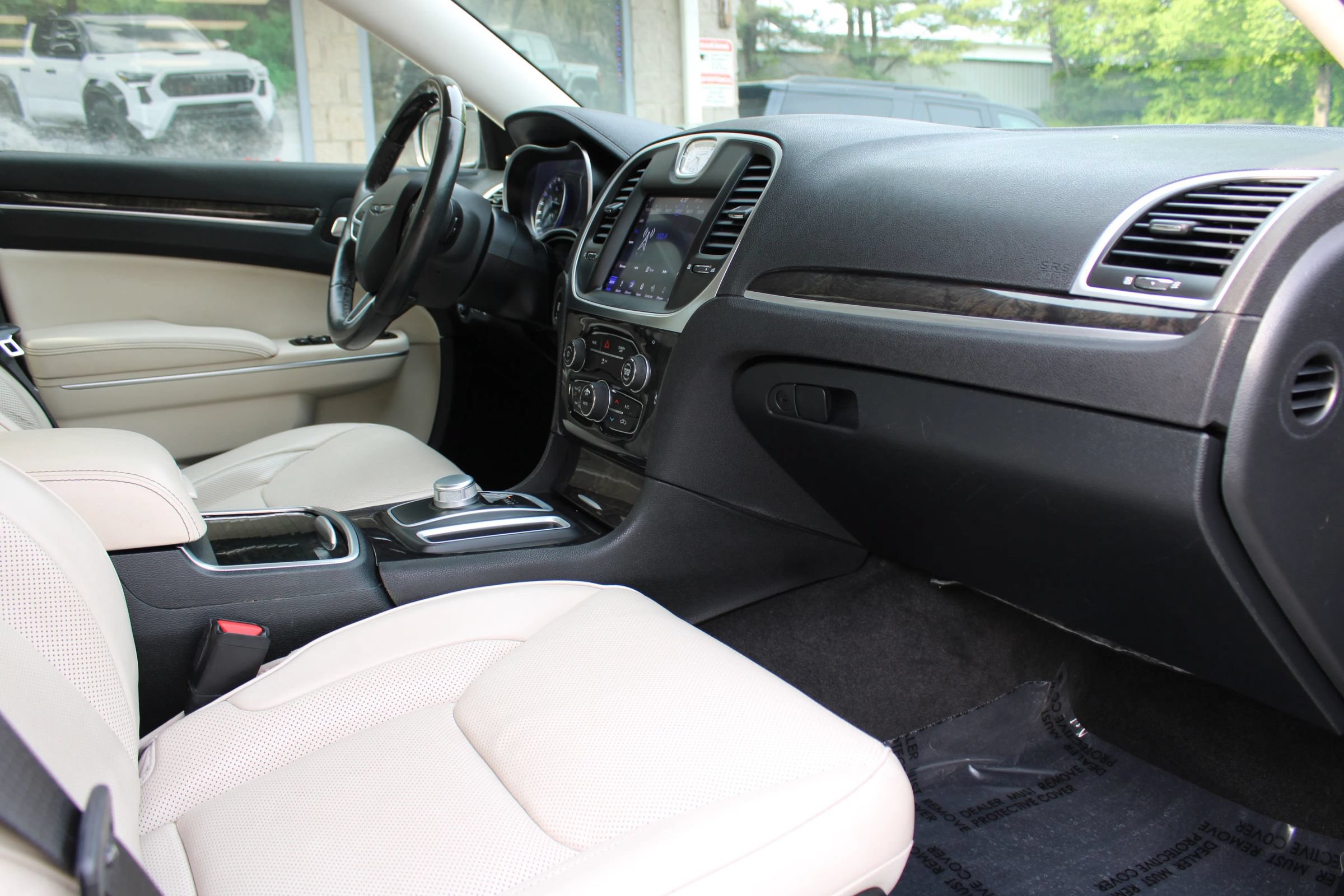 Used 2018 Chrysler 300 Limited RWD image 19