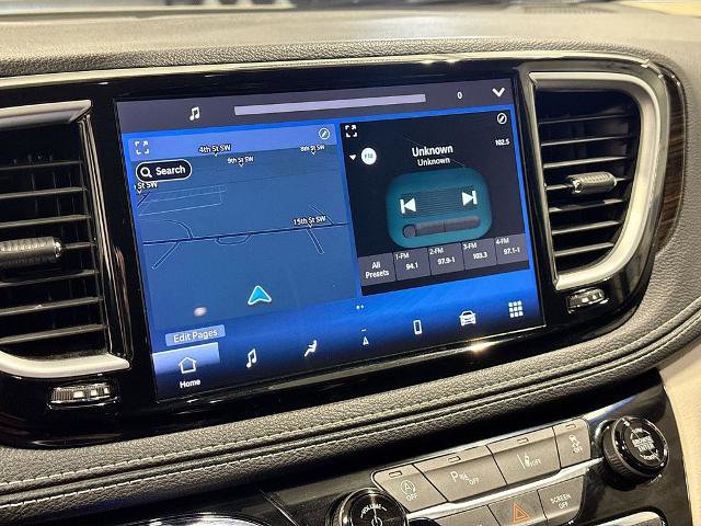 Used 2023 Chrysler Pacifica Limited image 13