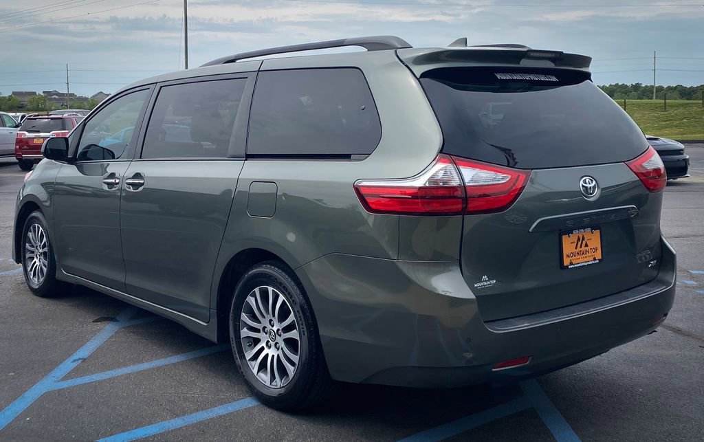 Used 2019 Toyota Sienna XLE w/ XLE Navigation Package FWD image 7