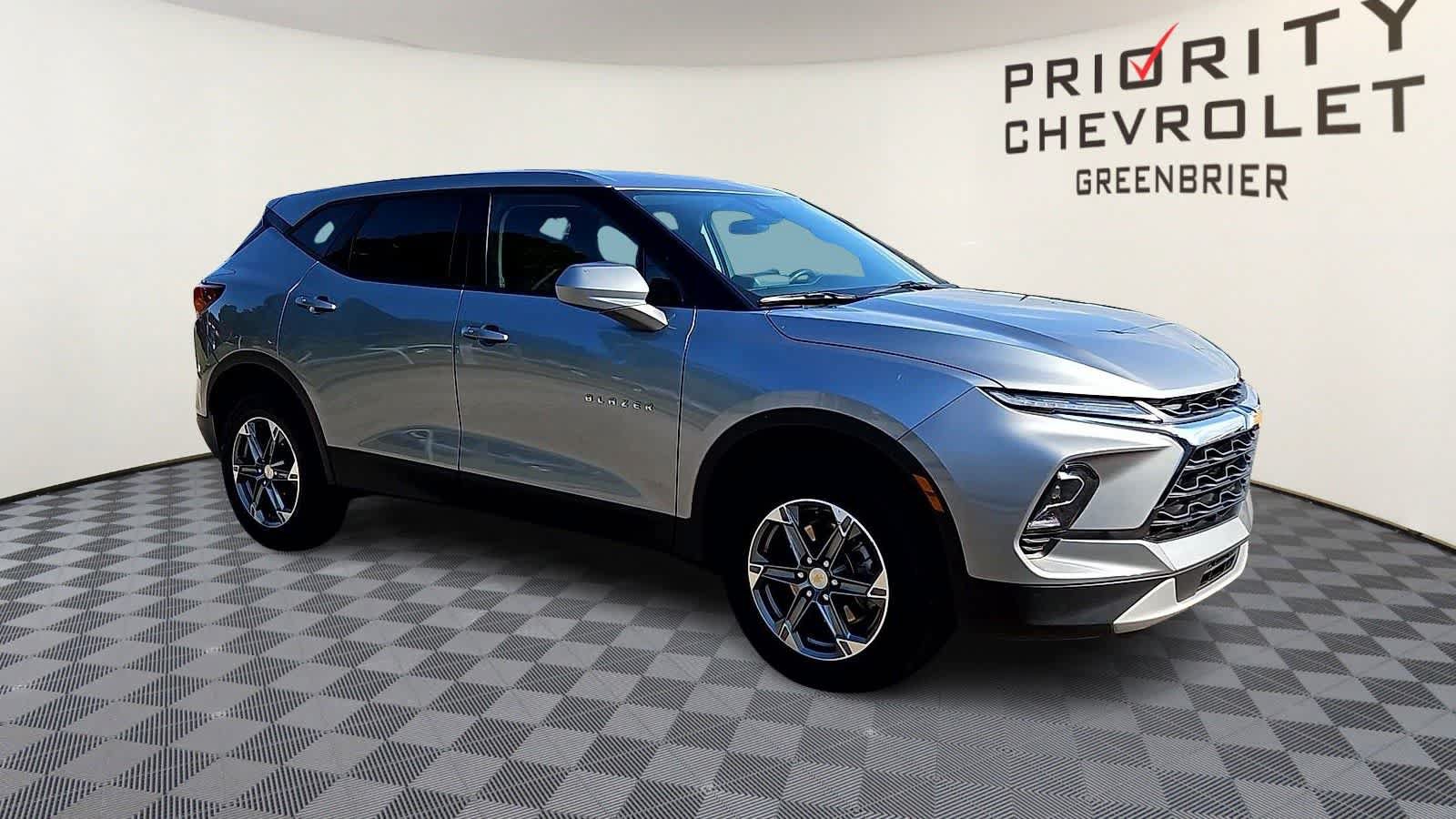 Used 2025 Chevrolet Blazer LT FWD image 2