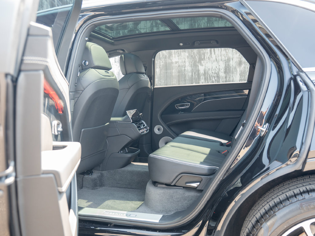 Used 2024 Bentley Bentayga Extended Wheelbase AWD/4WD image 34