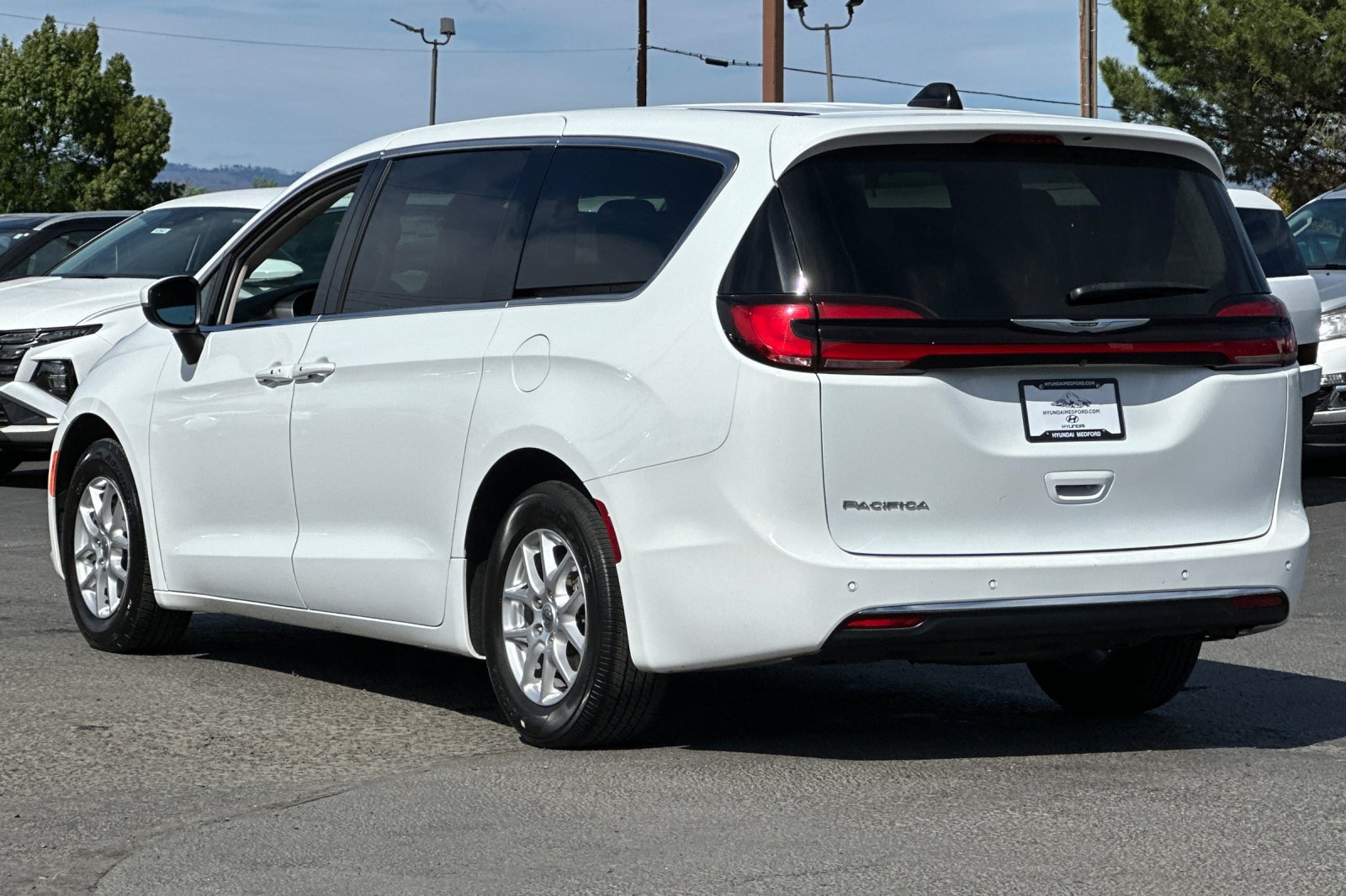 Used 2023 Chrysler Pacifica Touring-L FWD image 6