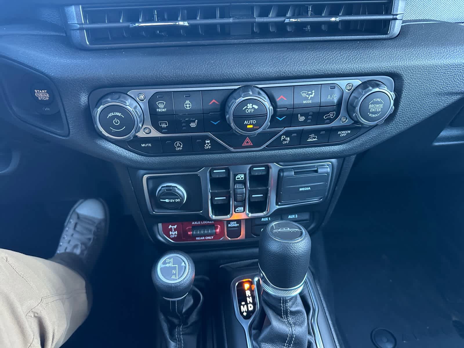 New 2025 Jeep Gladiator Sport AWD/4WD image 13