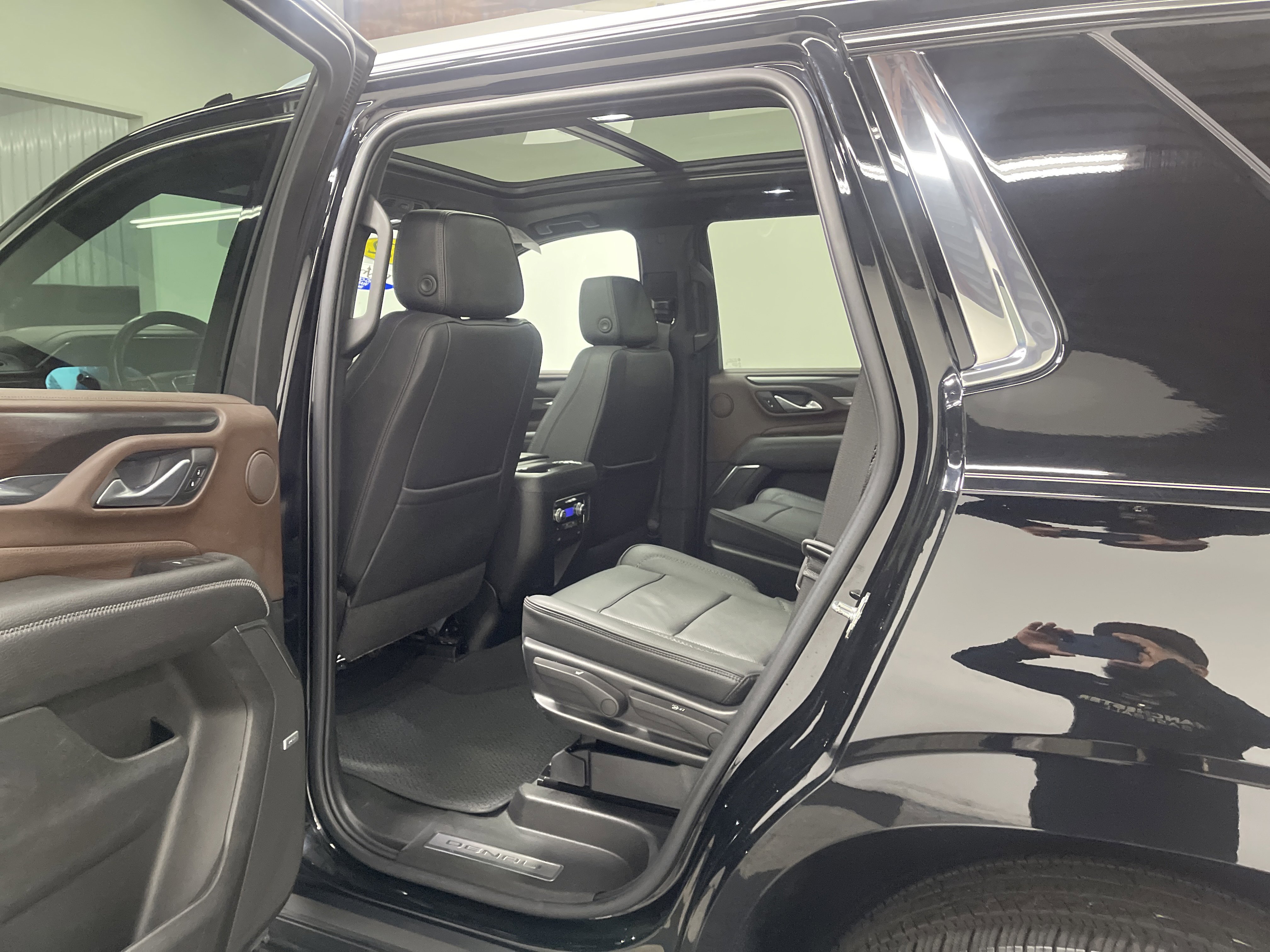 Used 2022 GMC Yukon Denali w/ Advanced Technology Package AWD/4WD image 9