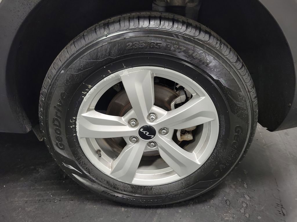 Used 2023 Kia Sorento LX image 10