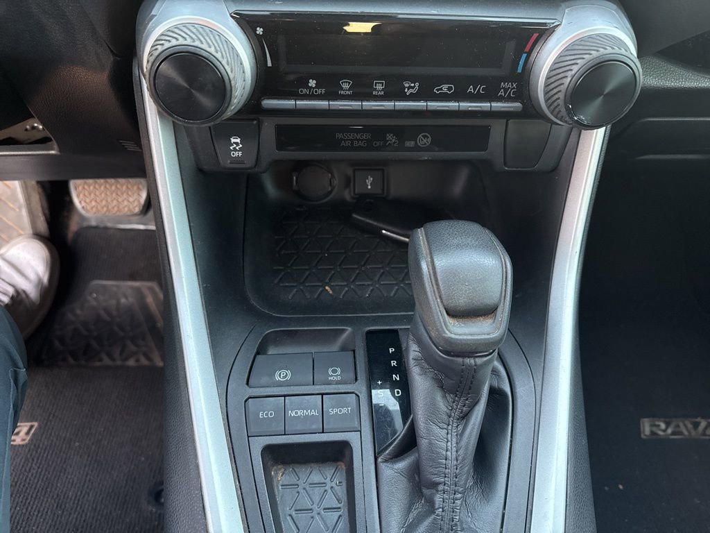 Used 2020 Toyota RAV4 LE image 11