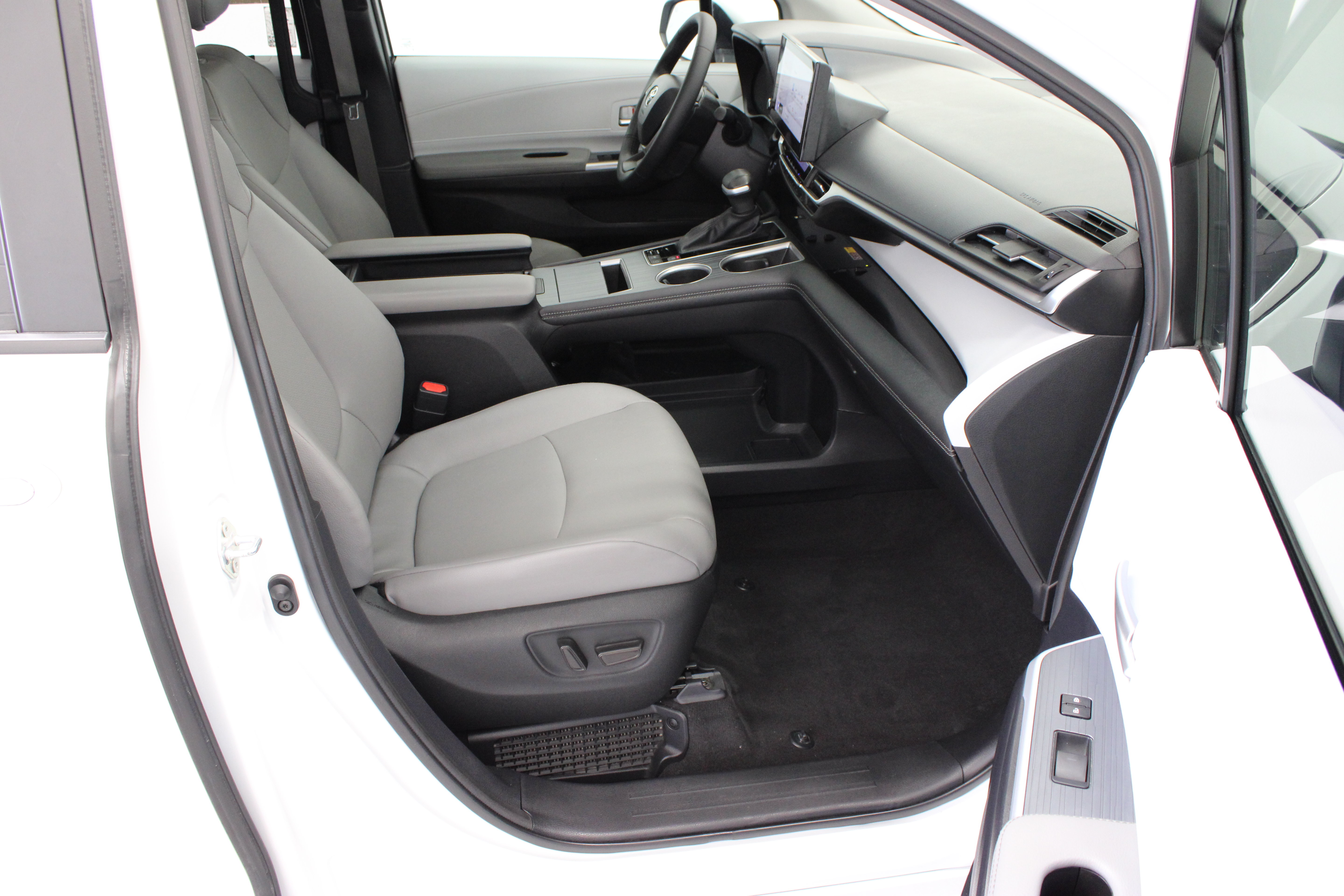 Used 2025 Toyota Sienna XLE FWD image 39