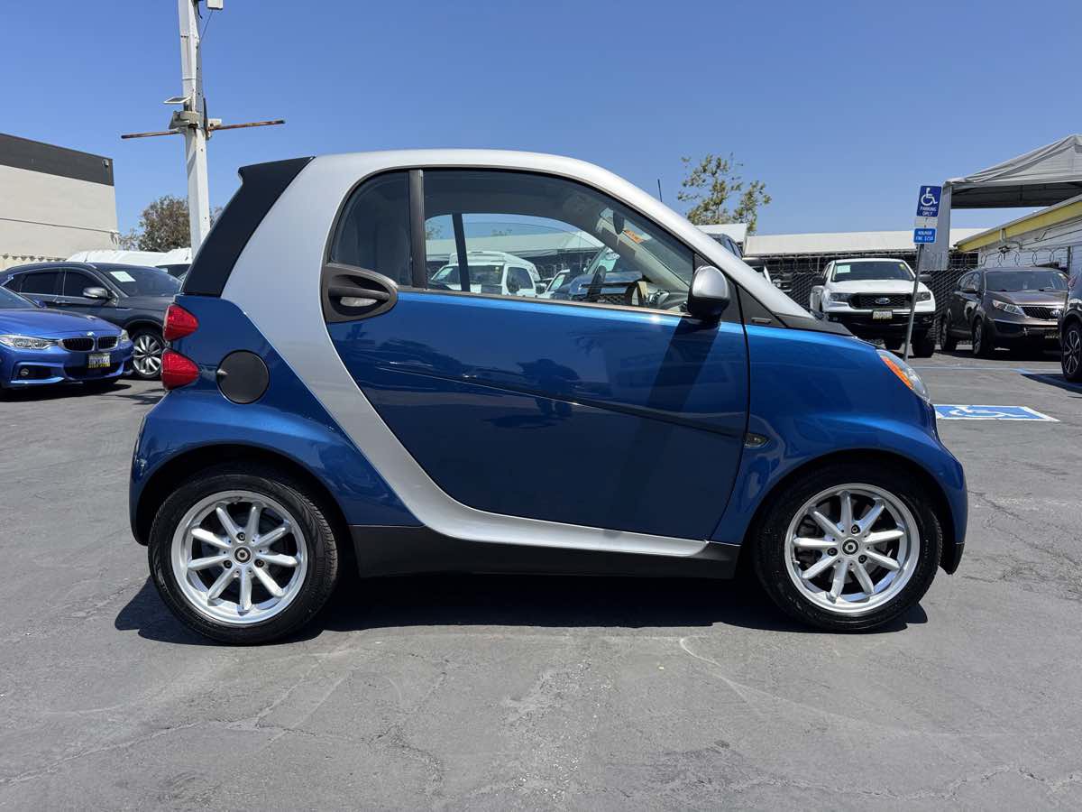 Used 2010 smart fortwo passion RWD image 8