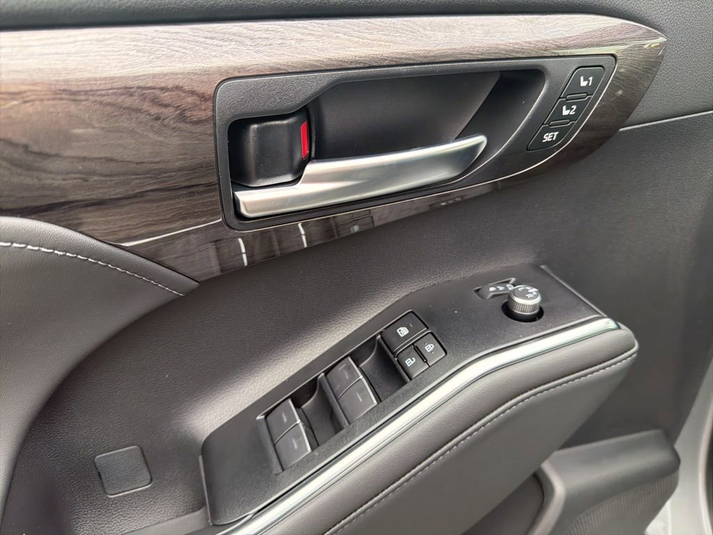 New 2026 Toyota Highlander Platinum image 10
