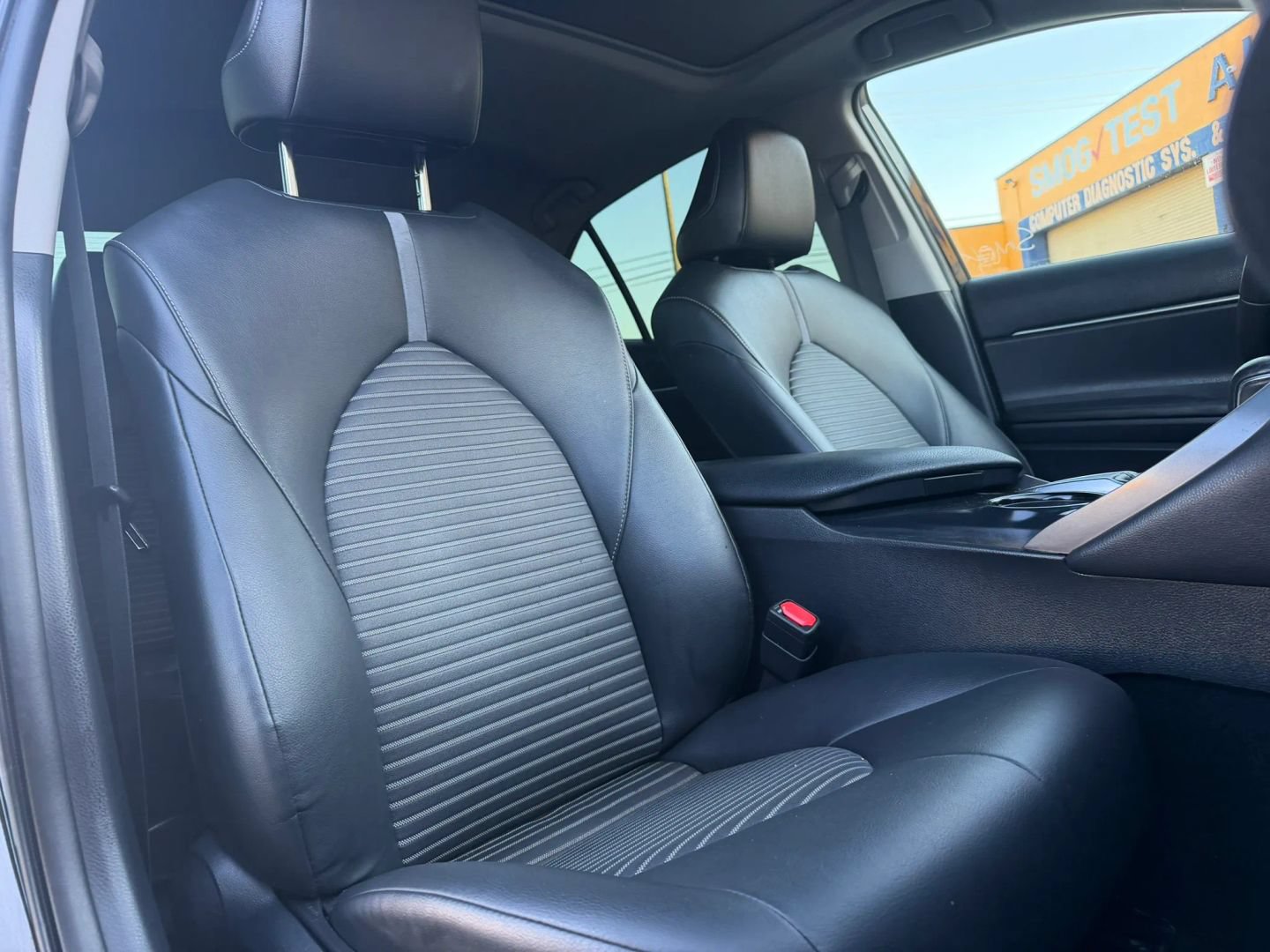 Used 2018 Toyota Camry SE w/ Moonroof Package FWD image 16