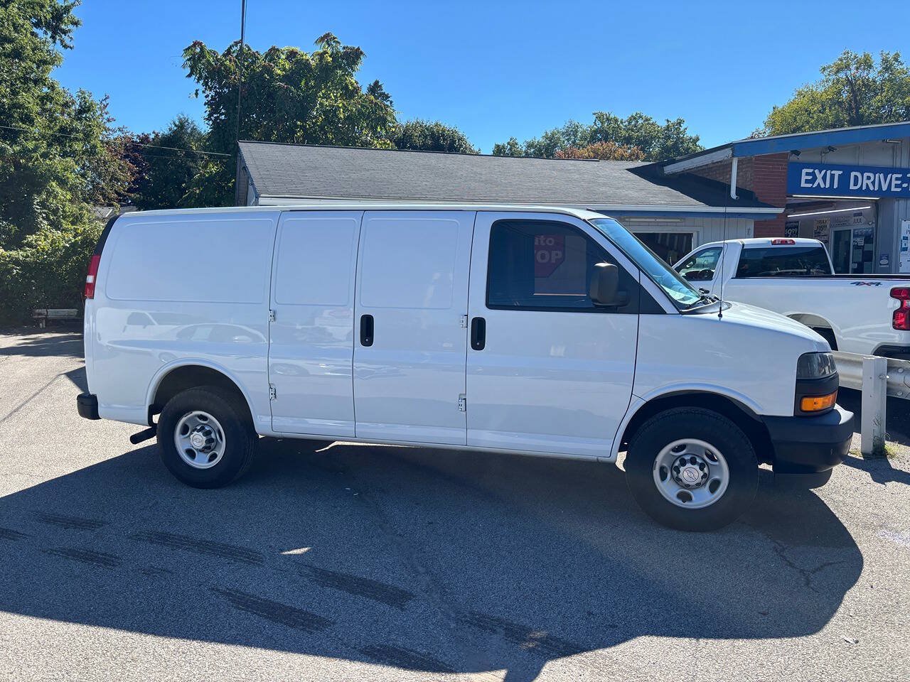 Used 2019 Chevrolet Express 2500 w/ Driver Convenience Package RWD image 2
