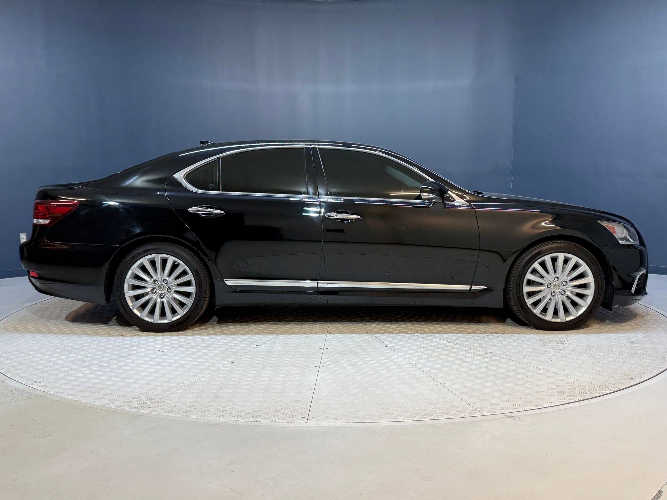 Used 2014 Lexus LS 460 AWD w/ Comfort Package image 8