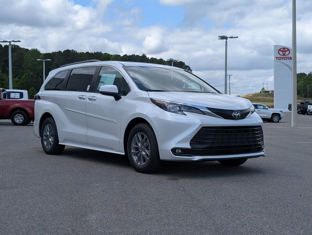 New 2026 Toyota Sienna XLE FWD image 7