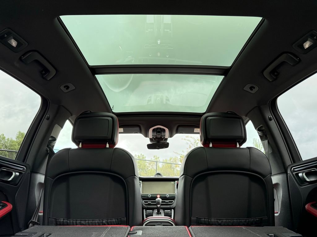 Used 2025 Porsche Macan image 36