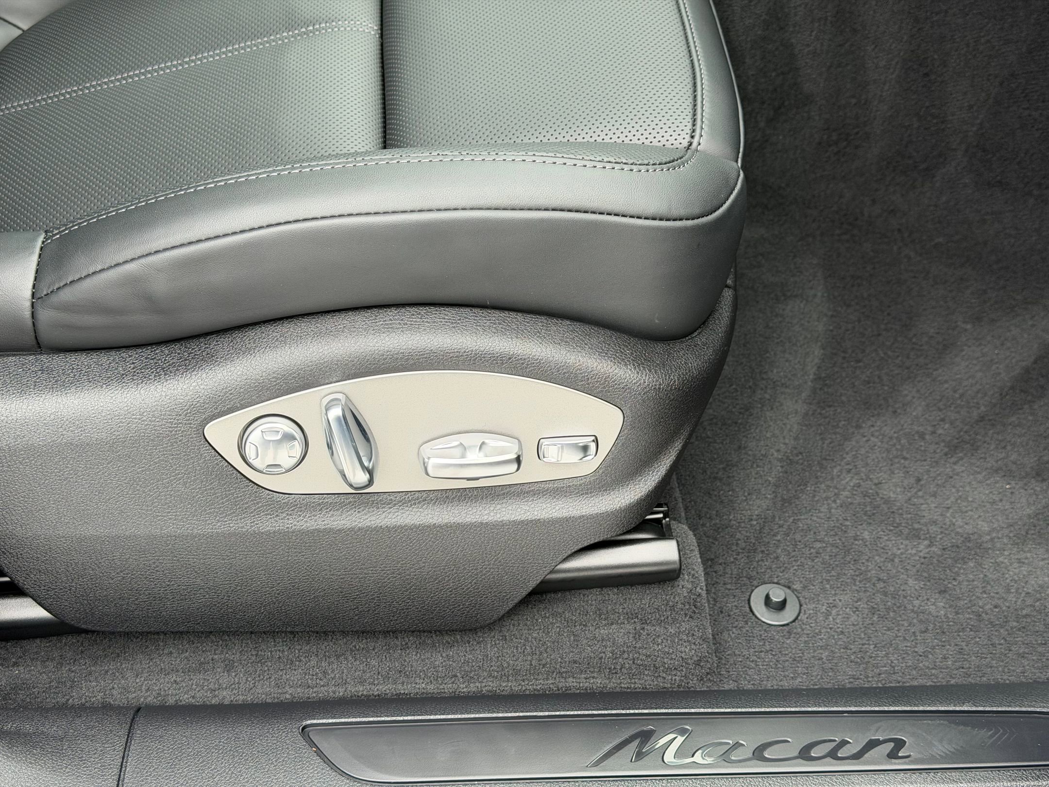 Certified 2026 Porsche Macan AWD/4WD image 16
