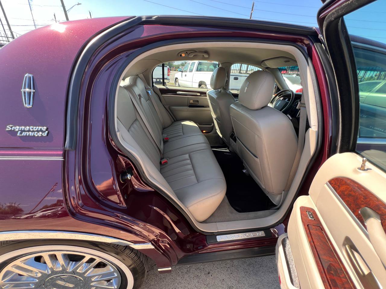 Used 2006 Lincoln Town Car Signature RWD image 32