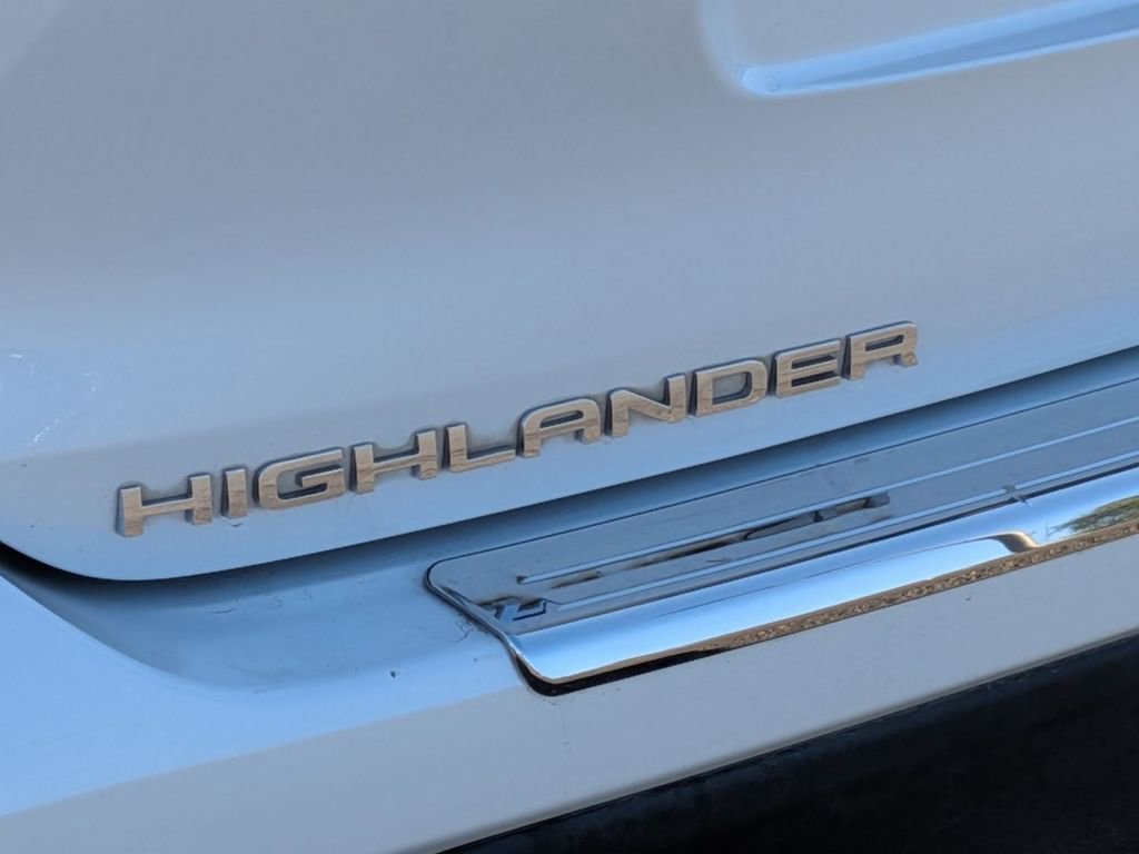 Used 2022 Toyota Highlander XLE AWD/4WD image 11