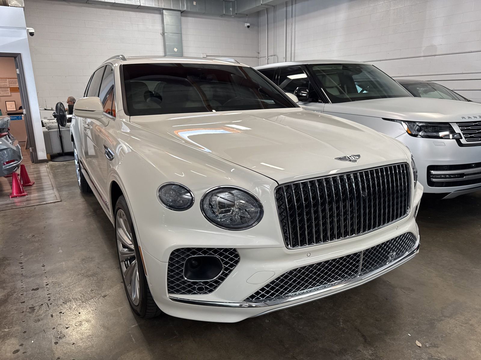 Used 2023 Bentley Bentayga Extended Wheelbase image 3