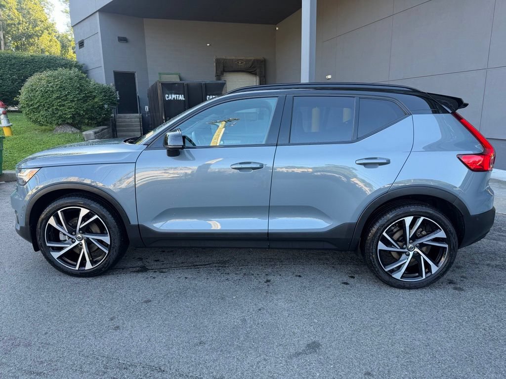 Used 2022 Volvo XC40 T5 R-Design w/ Advanced Package AWD/4WD image 3