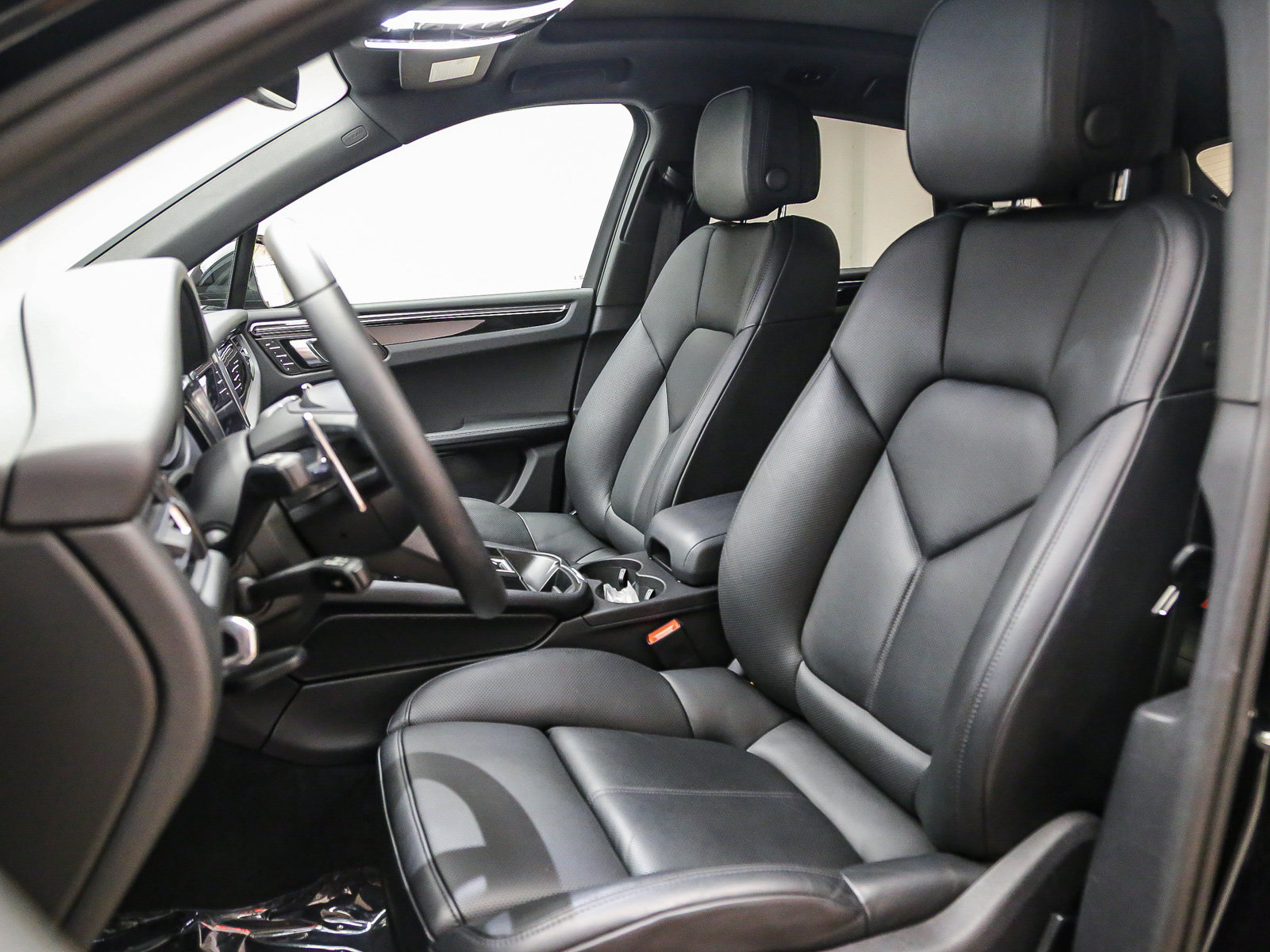 Certified 2026 Porsche Macan AWD/4WD image 10