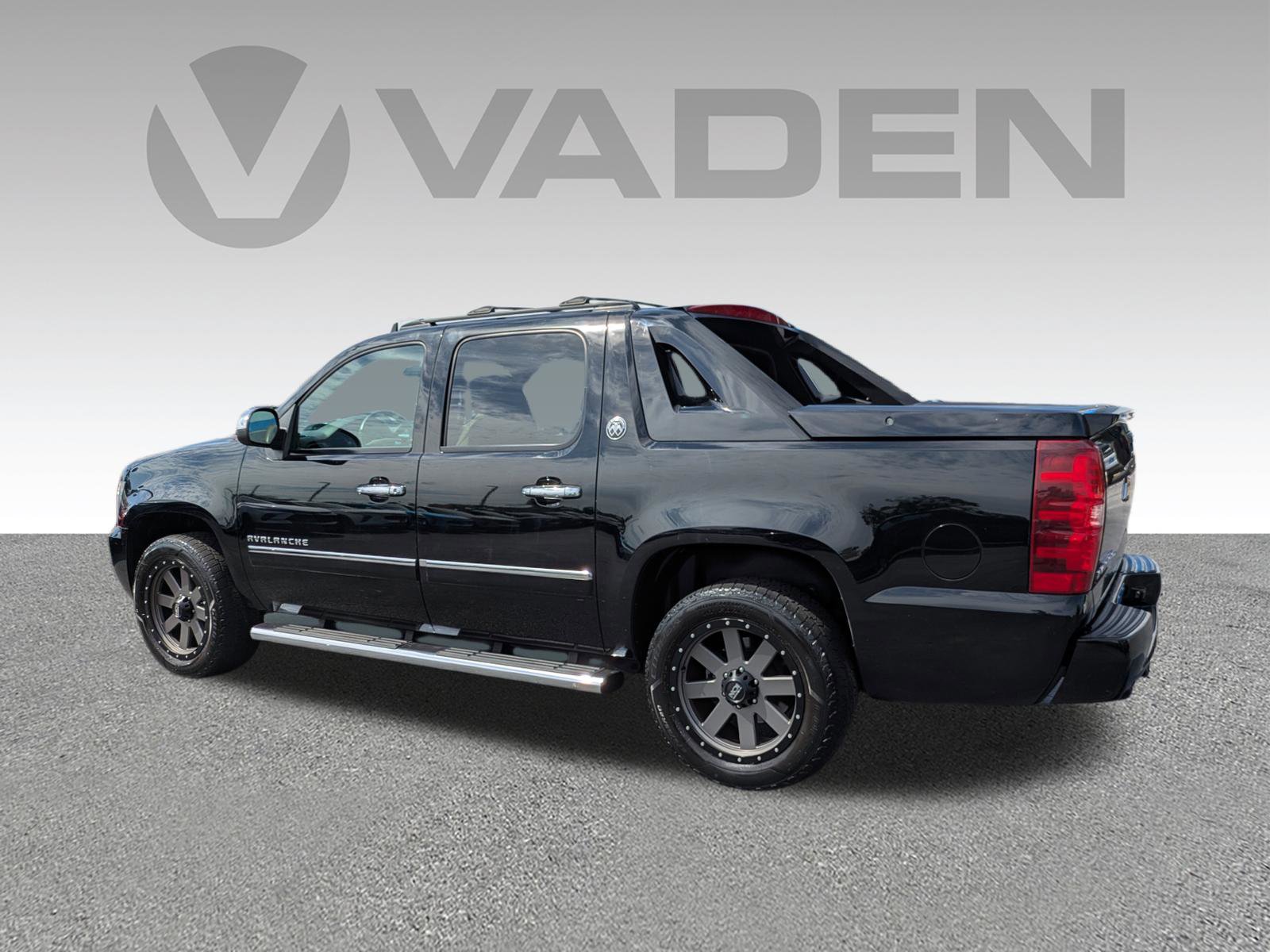 Used 2013 Chevrolet Avalanche LTZ image 25