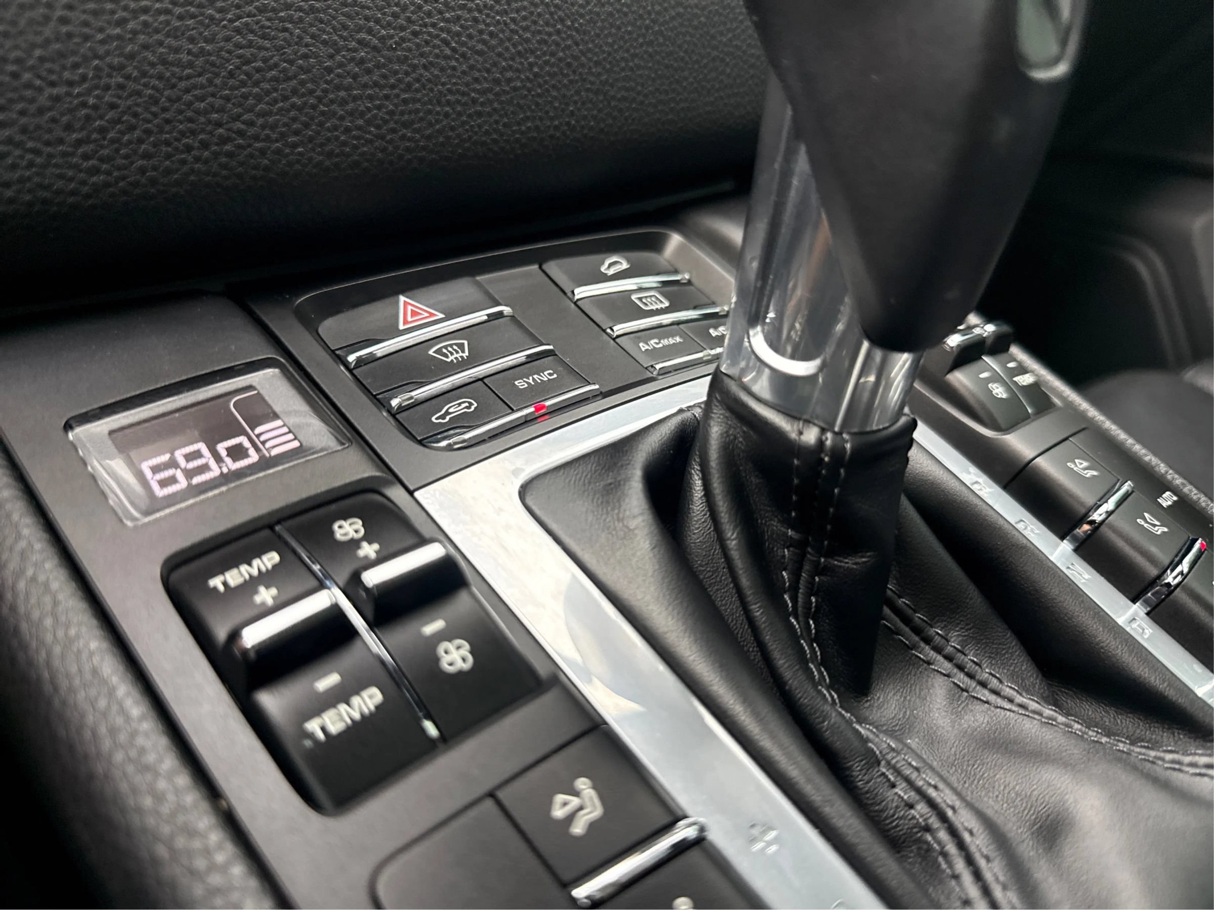 Used 2018 Porsche Macan Sport Edition AWD/4WD image 34