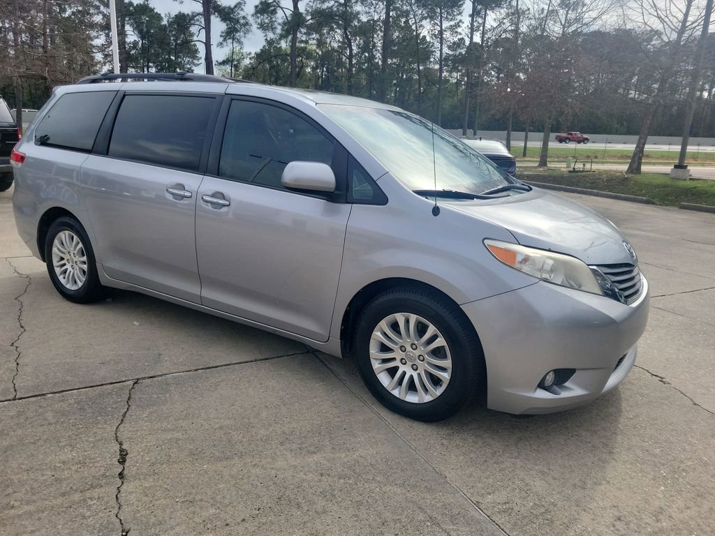 Used 2013 Toyota Sienna XLE w/ Entertainment Pkg image 8