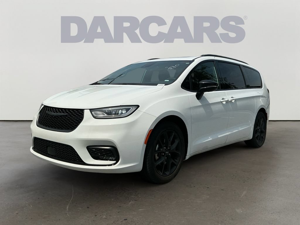 Used 2025 Chrysler Pacifica Limited FWD image 3