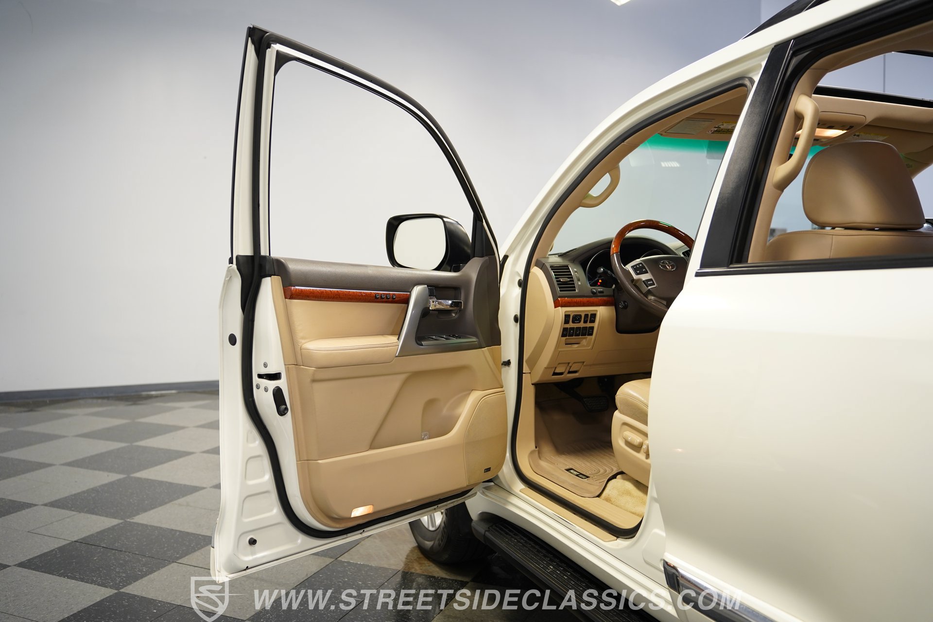 Used 2013 Toyota Land Cruiser AWD/4WD image 36