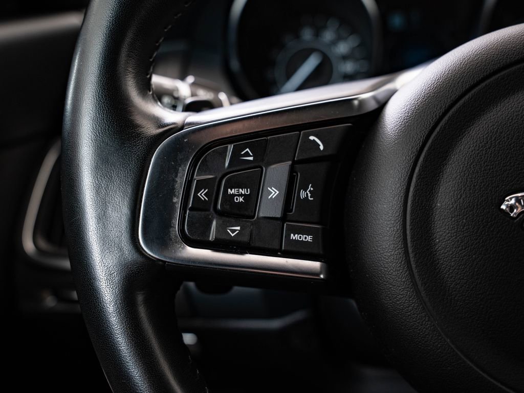 Used 2019 Jaguar E-PACE R-Dynamic SE image 30