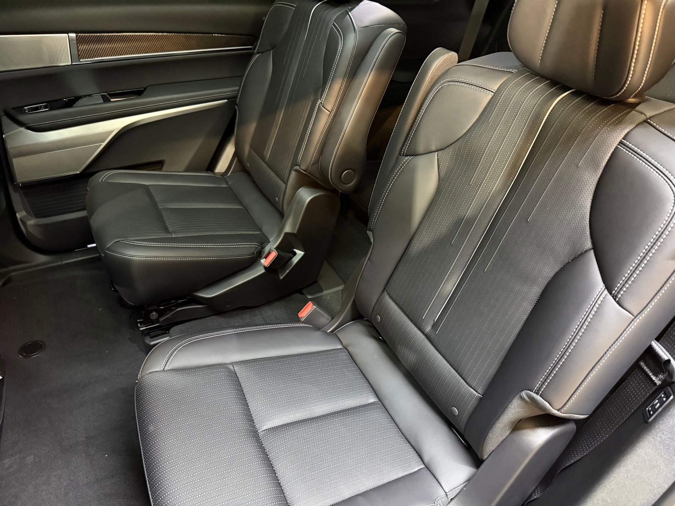 New 2026 Cadillac Vistiq Sport w/ LPO, Floor Liner Package image 43