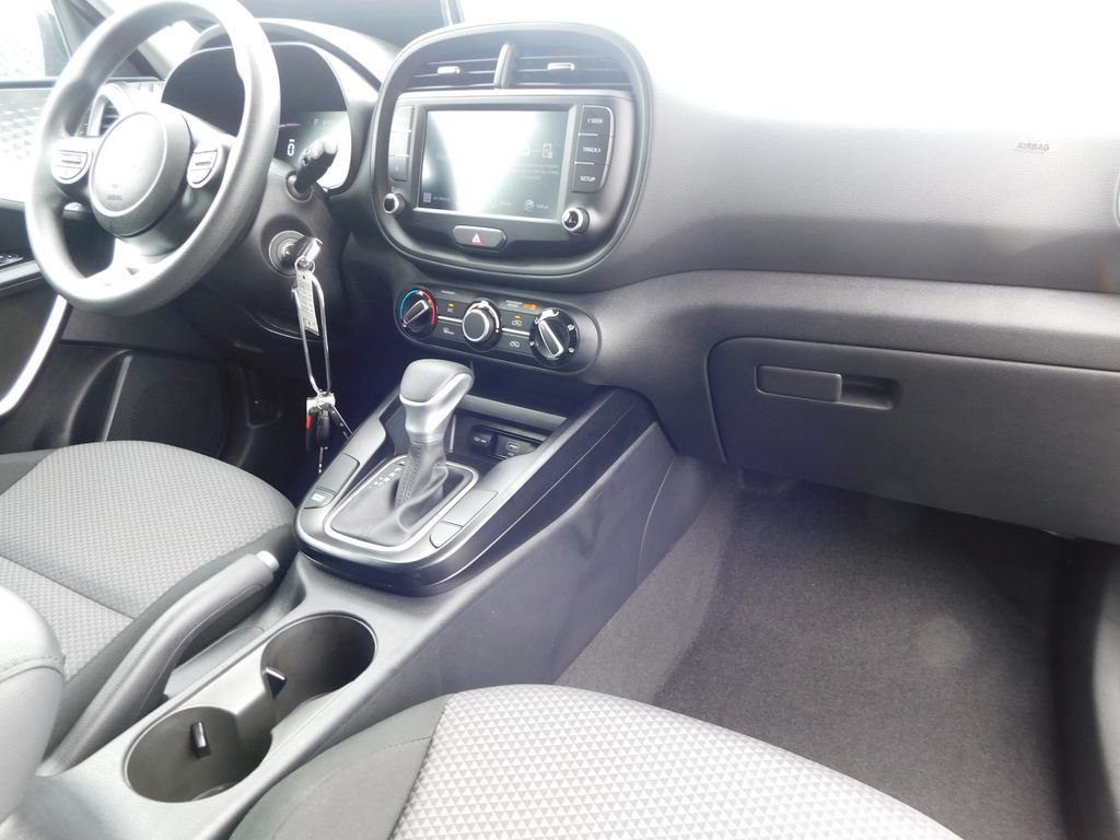 Used 2025 Kia Soul LX w/ LX Technology Package FWD image 17