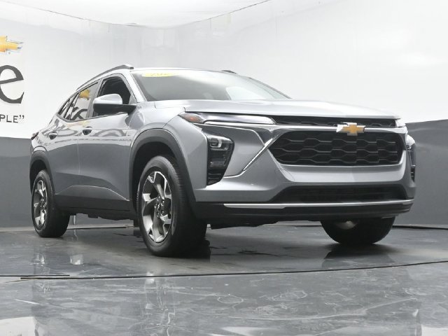 Used 2025 Chevrolet Trax LT FWD image 3