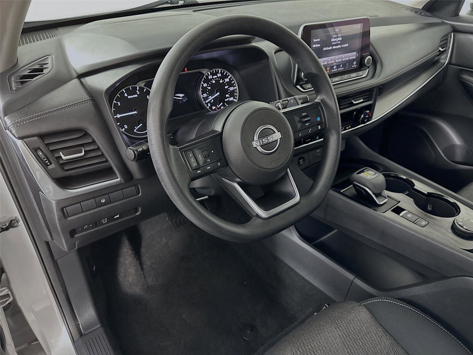 Used 2024 Nissan Rogue SV image 9