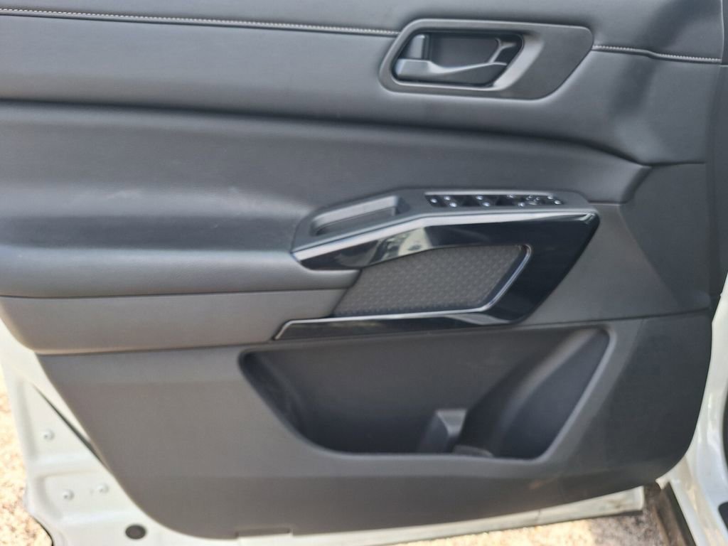 Used 2024 Nissan Pathfinder SV image 30