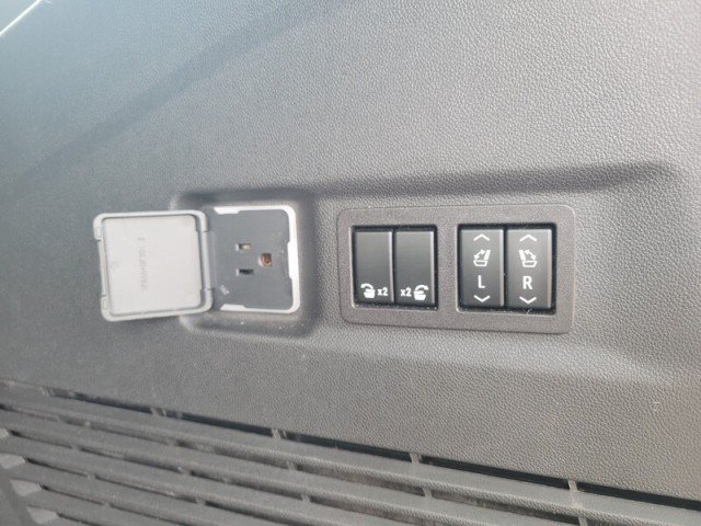 Used 2023 GMC Yukon XL Denali Ultimate AWD/4WD image 8