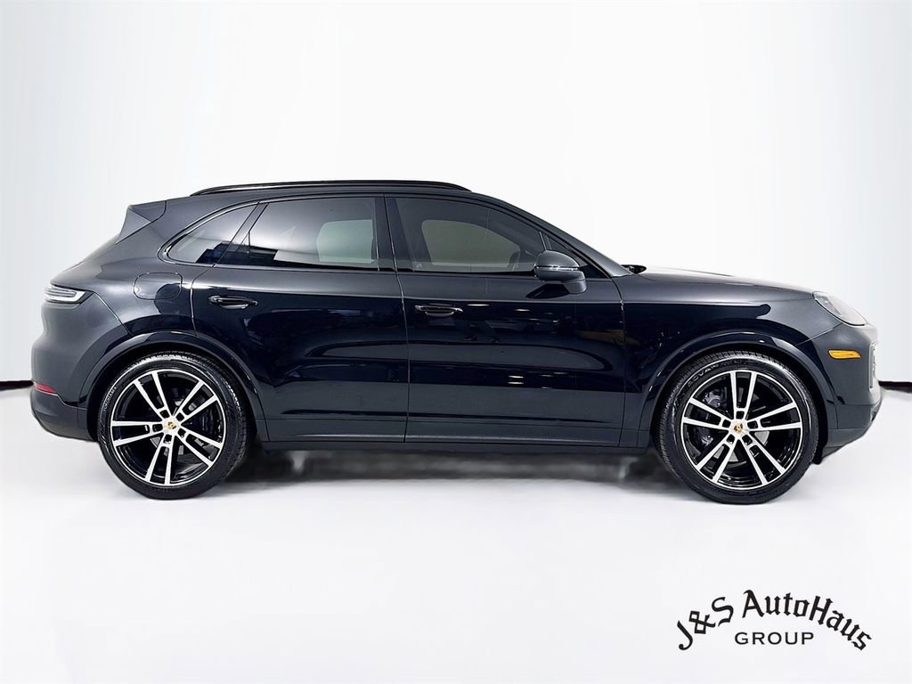 Used 2024 Porsche Cayenne w/ Premium Package image 8