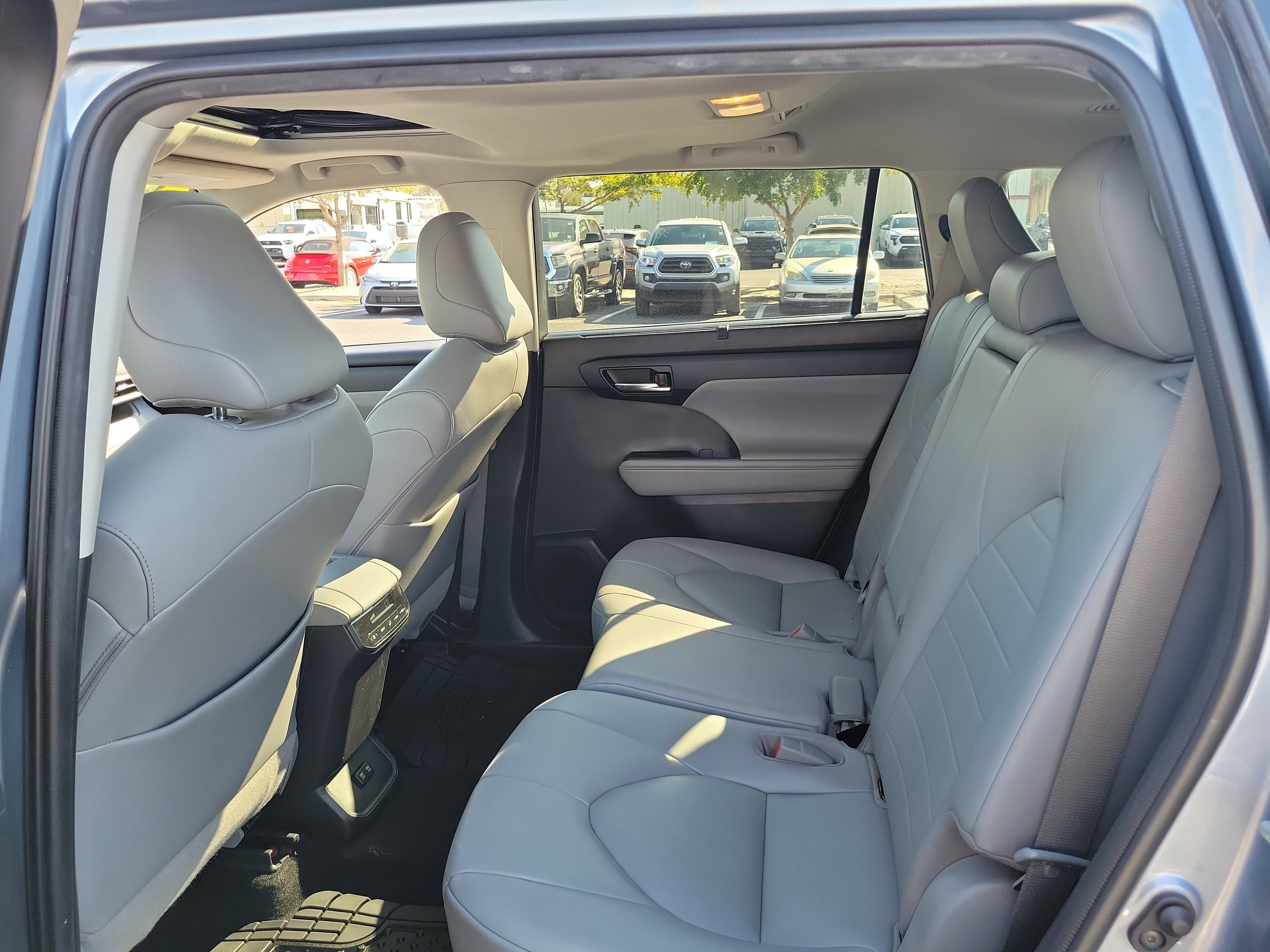 Used 2020 Toyota Highlander XLE image 13