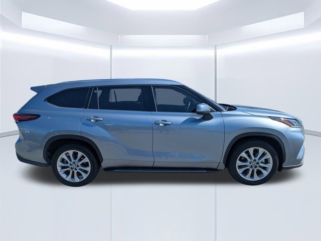 Used 2021 Toyota Highlander Limited image 3