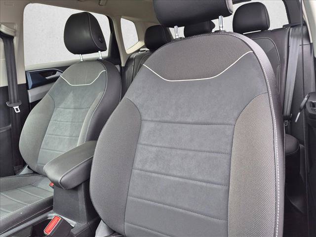 Used 2024 Volkswagen Taos SE w/ Panoramic Sunroof Package FWD image 9
