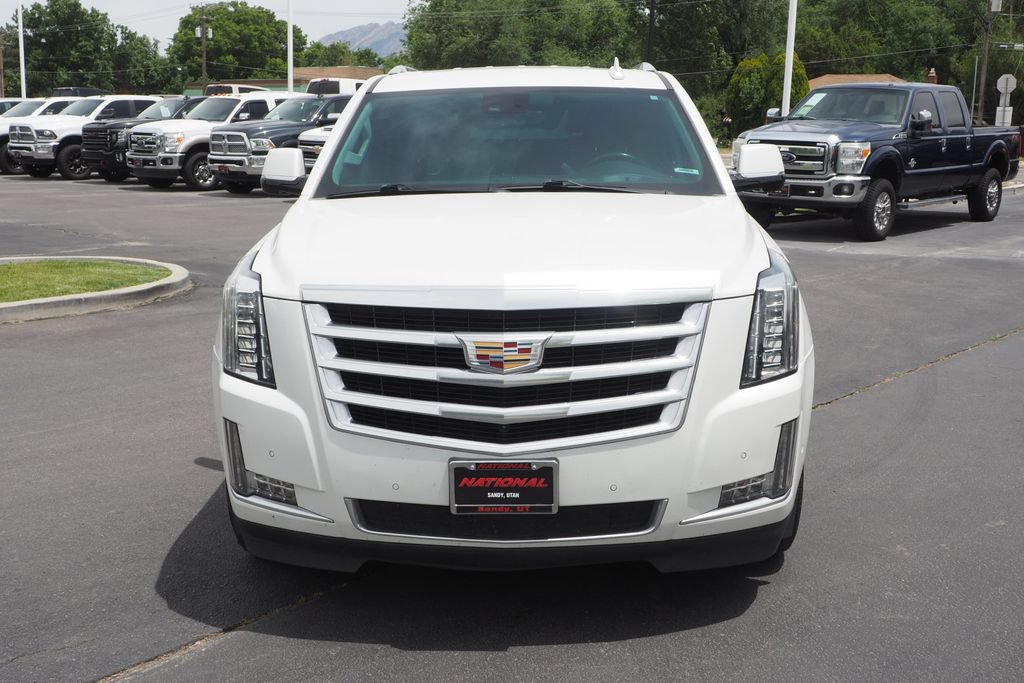 Used 2020 Cadillac Escalade Premium Luxury AWD/4WD image 2
