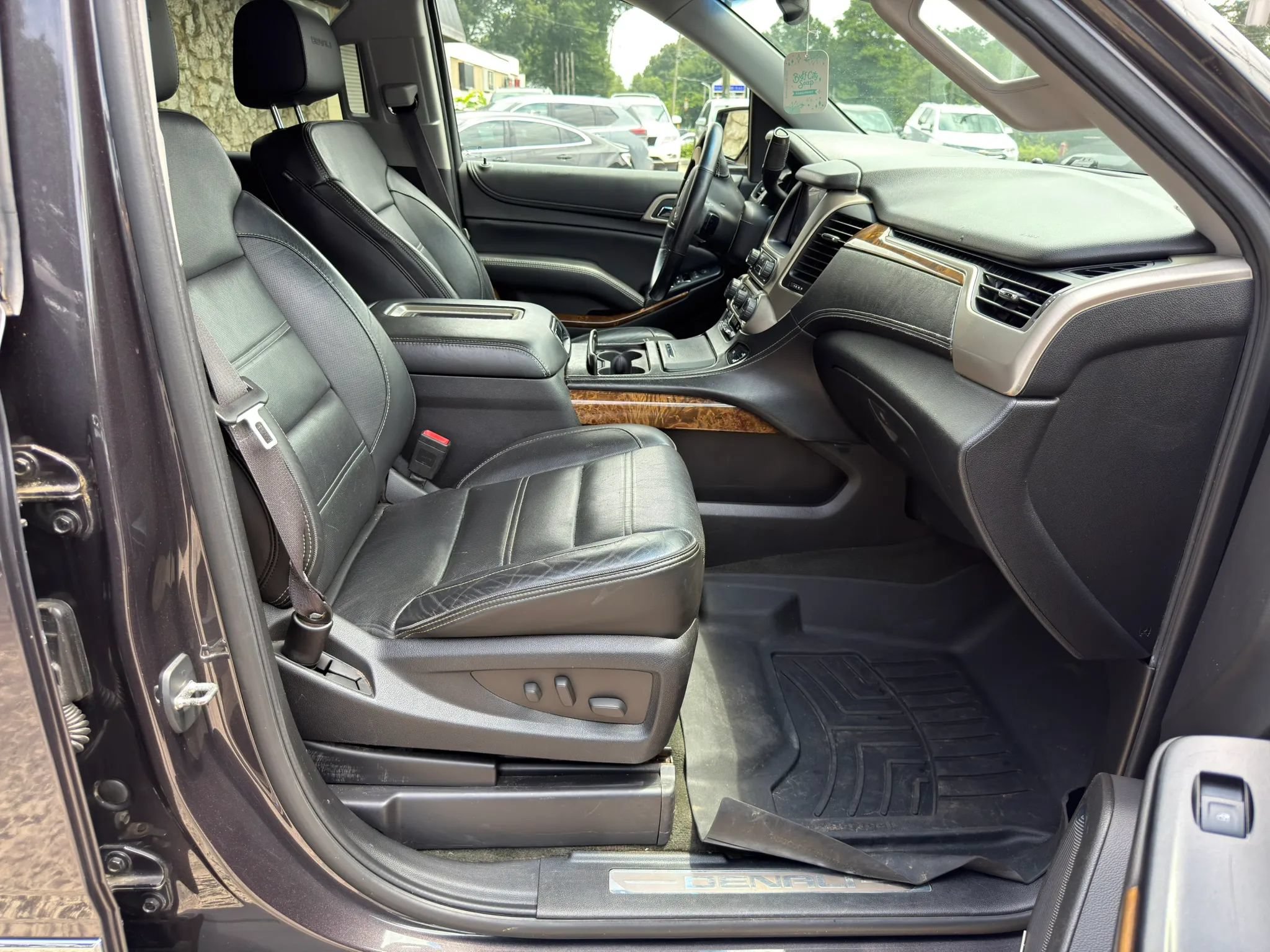 Used 2015 GMC Yukon Denali w/ Premium Package RWD image 21