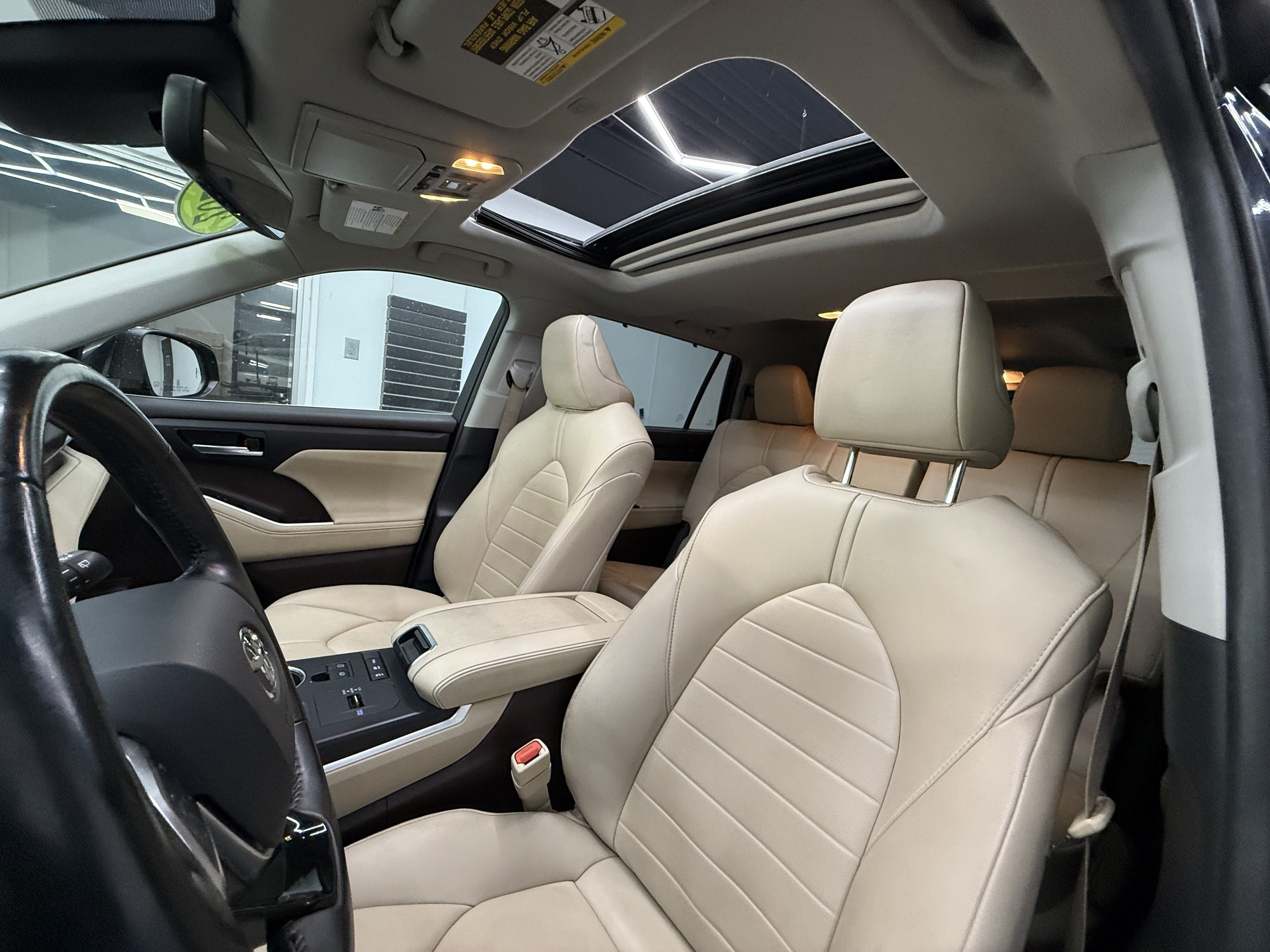 Used 2021 Toyota Highlander XLE AWD/4WD image 10
