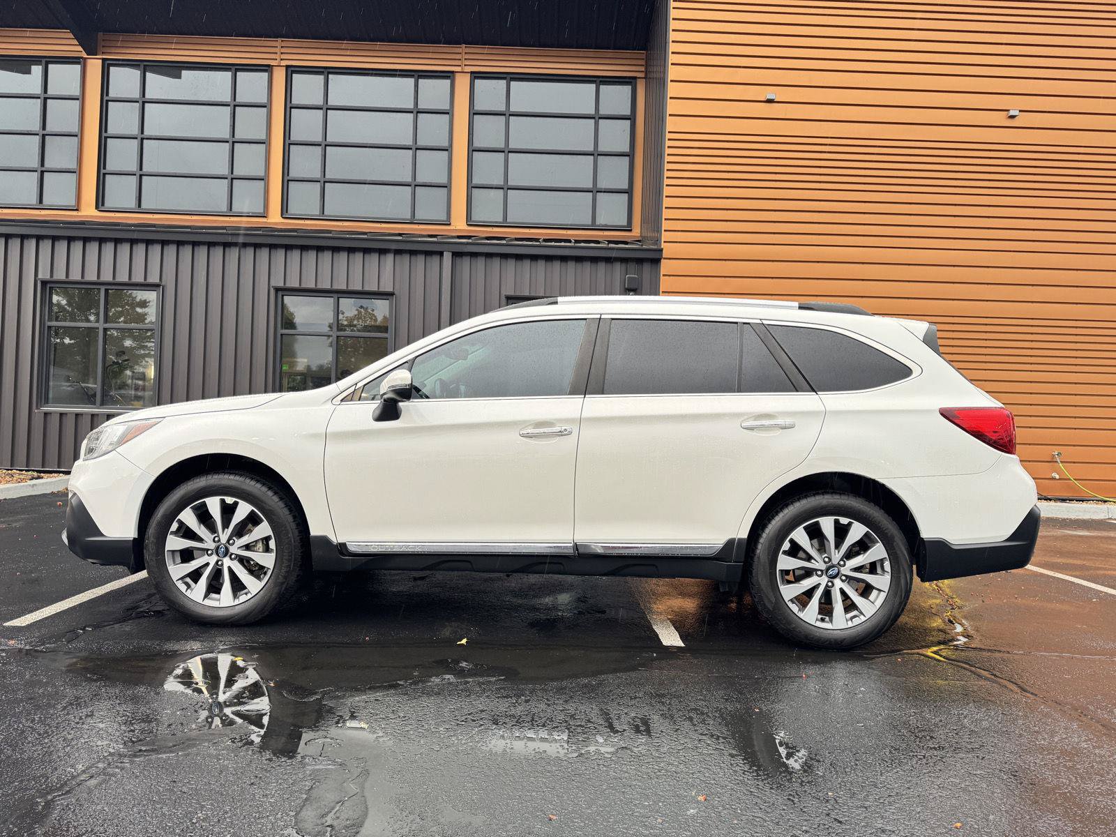 Used 2019 Subaru Outback 2.5i Touring w/ Popular Package #3A AWD/4WD image 2